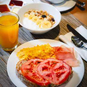 Desayuno en mesa vertical 